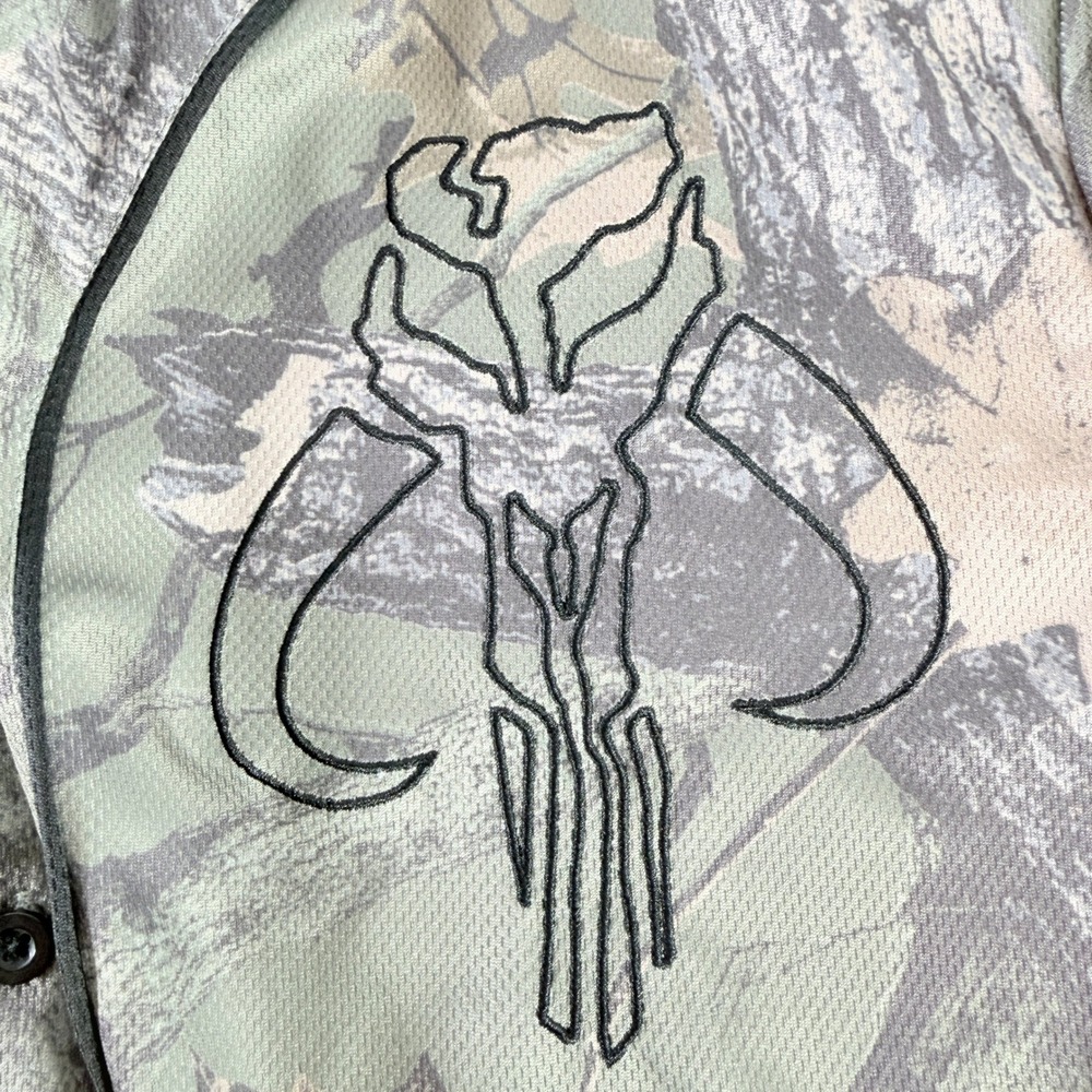 Star Wars The Mandalorian Camo Baseball Jersey Medium M Mando Mythosaur NWT - Picture 8 of 8